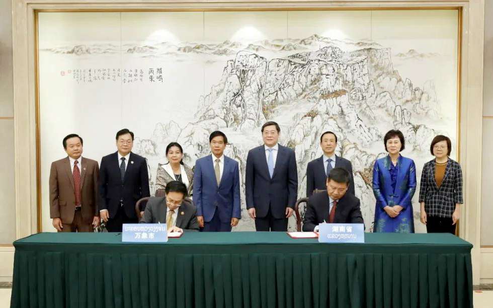9001cc金沙以诚为本环境向老挝万象捐赠7台环卫设备，助力“一带一路”建设