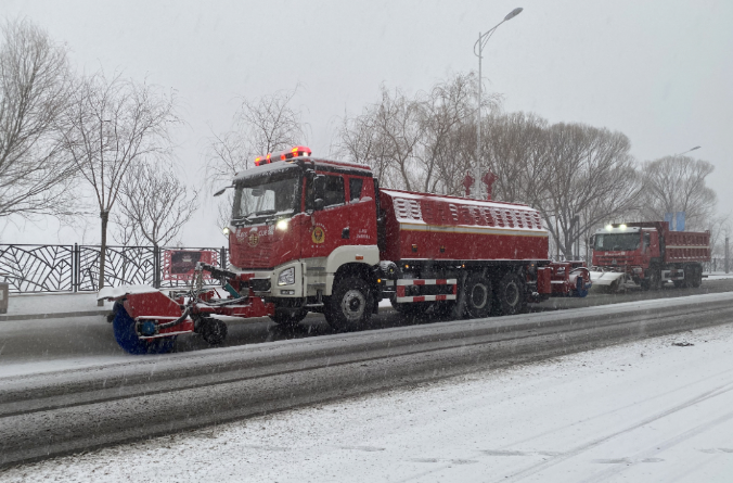9001cc金沙以诚为本环境除冰雪设备全力投入破冰作业，助力北京路路交通安全